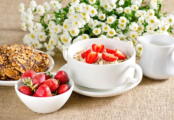 Haferflocken mit Erdbeeren — Stockfoto