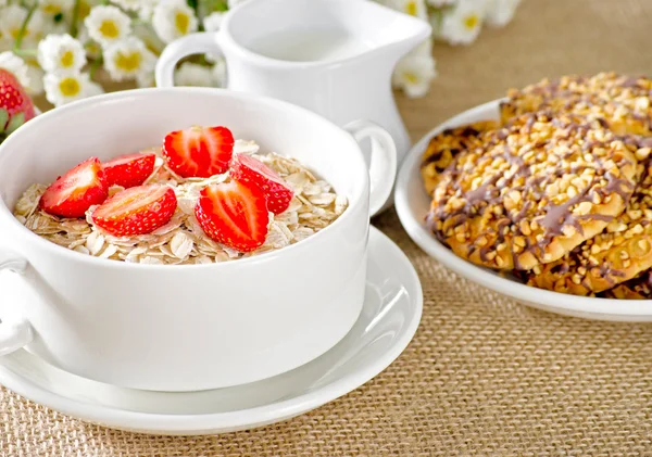 Harina de avena con fresas — Foto de Stock