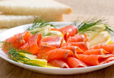 Tuzlanmış somon ile limon dilimli