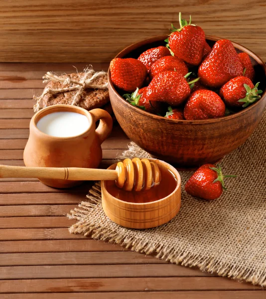 Bodegón de fresas, miel y leche — Foto de Stock