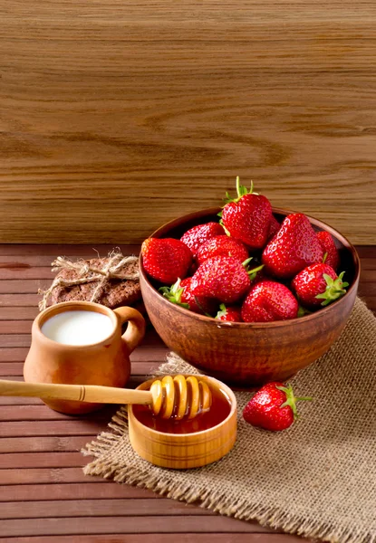 Still life of strawberries, honey and milk — Stock Photo, Image