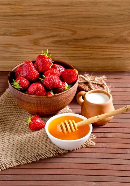 Still life of strawberries, honey and milk — Stock Photo, Image