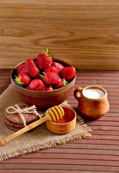 Still life of strawberries, honey and milk — Stock Photo, Image