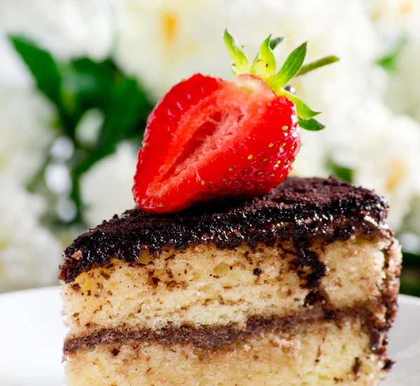 Pastel de celebración con fresas — Foto de Stock