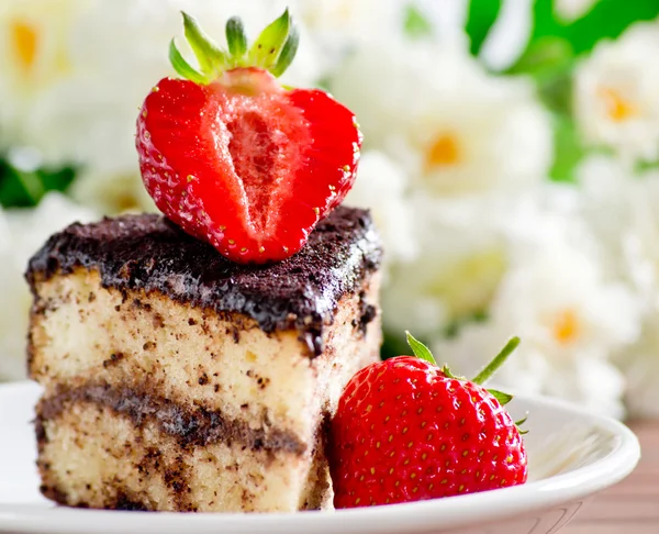 Pastel de celebración con fresas — Foto de Stock