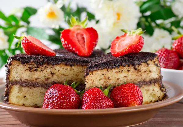 Pastel de celebración con fresas — Foto de Stock