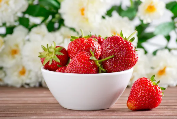 在白碗草莓 — 图库照片