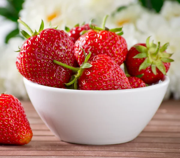 Strawberries in the white bowl — Stock Photo, Image