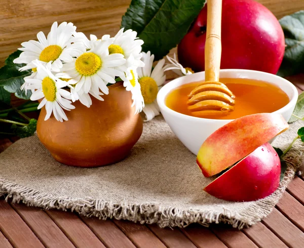 Bodegón con manzanas, miel y margaritas — Foto de Stock