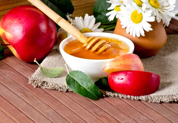 Bodegón con manzanas, miel y margaritas —  Fotos de Stock
