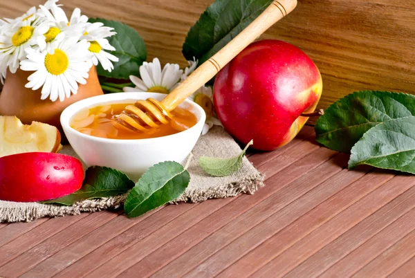 リンゴ、蜂蜜、ヒナギクのある静物 — ストック写真
