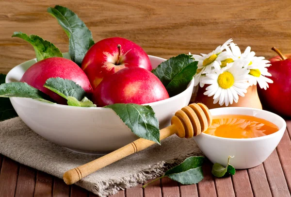 Stilleben med äpplen, honung och prästkragar — Stockfoto