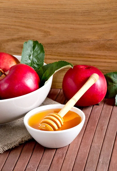 Stilleben med äpplen och honung — Stockfoto