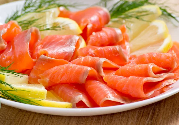 Tuzlanmış somon ile limon dilimli