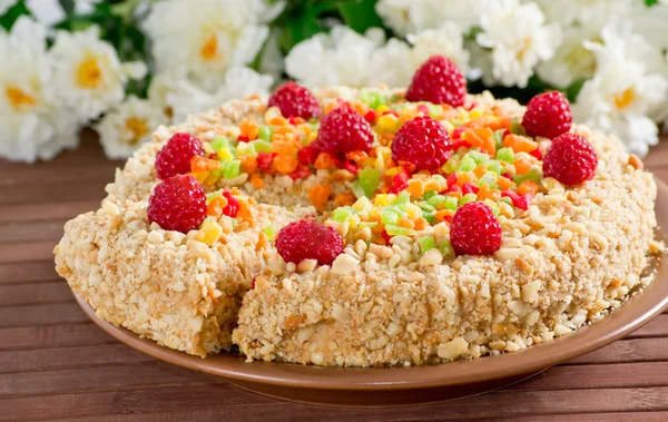 Torta e fiori su tappetino di bambù — Foto Stock