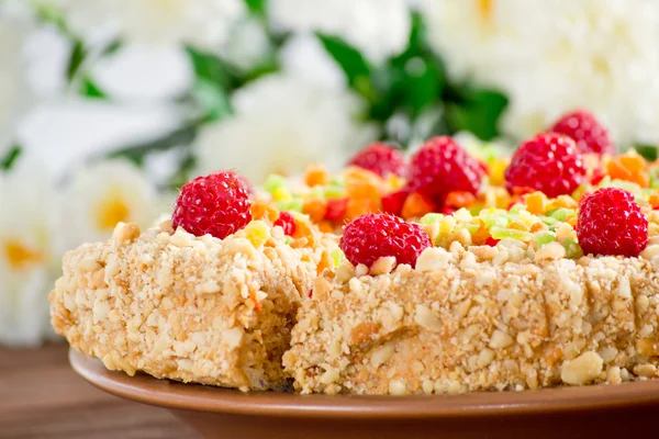 Cake and flowers on bamboo mat — Stock Photo, Image