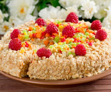 pasta ve çiçekler bambu hasır üzerinde