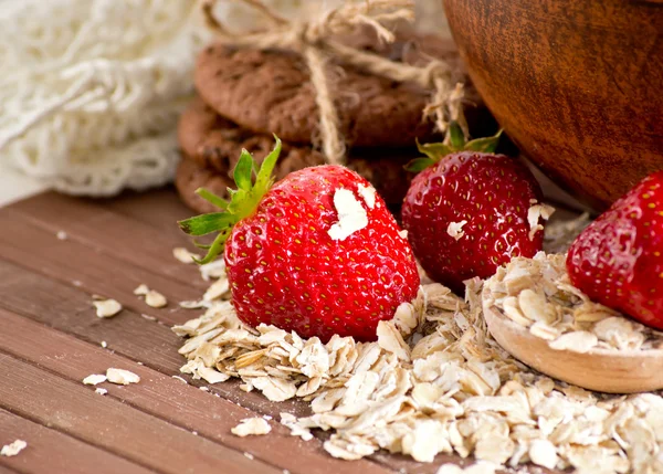 Oatmeal, strawberries and cookies — Stock Photo, Image