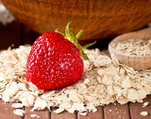 Harina de avena con fresas — Foto de Stock