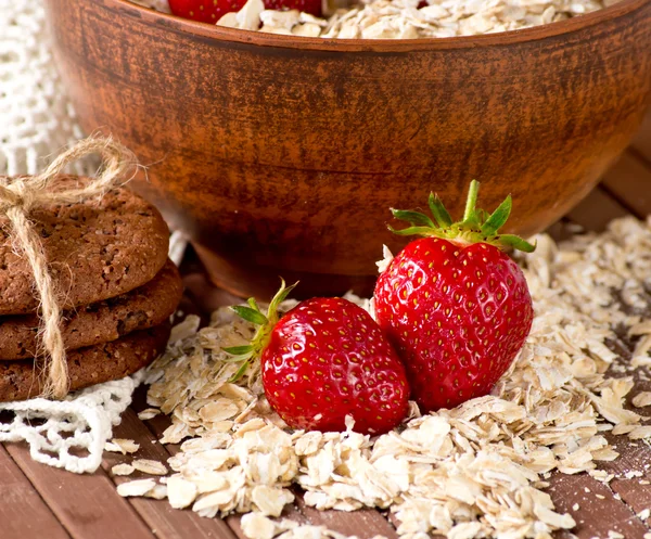 Oatmeal with strawberries and cookies — Stock Photo, Image