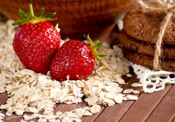 Oatmeal with strawberries and cookies — Stock Photo, Image