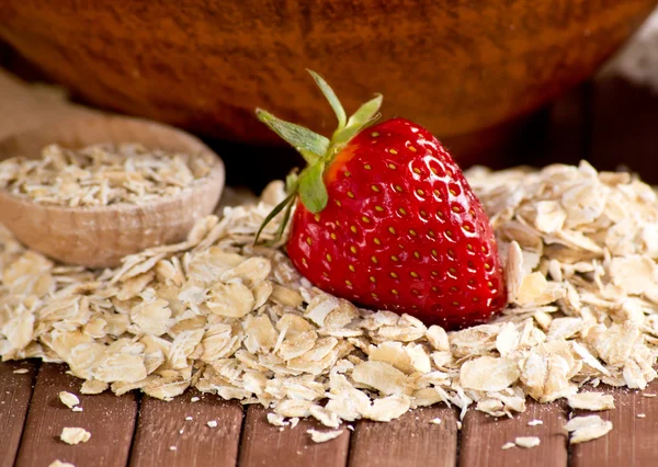 Oatmeal with strawberries — Stock Photo, Image