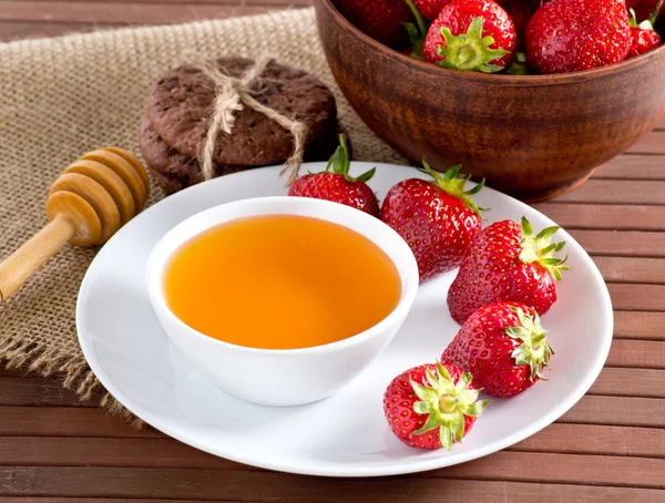 Erdbeeren, Honig und Kekse — Stockfoto