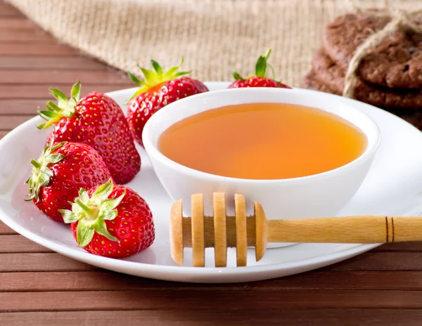 Strawberries, honey and cookies — Stock Photo, Image