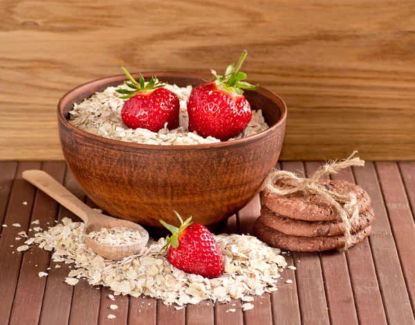 Oatmeal, strawberries and cookies — Stock Photo, Image