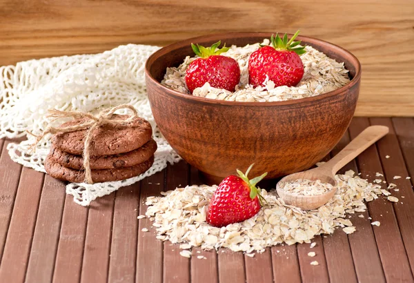 Oatmeal, strawberries and cookies — Stock Photo, Image