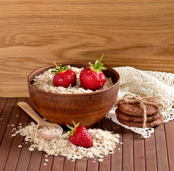Oatmeal, strawberries and cookies — Stock Photo, Image