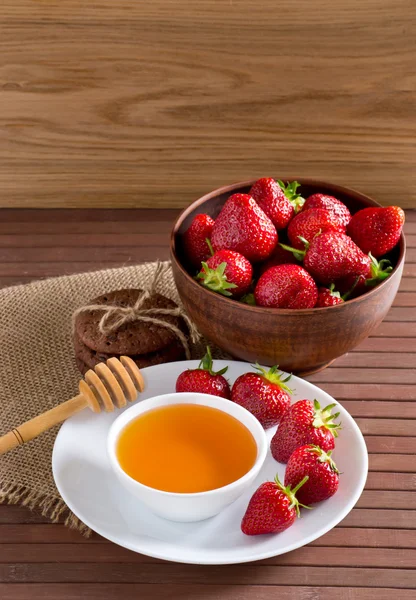 Strawberries, honey and cookies — Stock Photo, Image