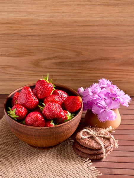 Bodegón de fresas, galletas y clavos — Foto de Stock
