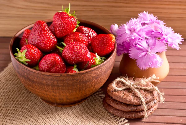 Nature morte de fraises, biscuits et clous de girofle — Photo