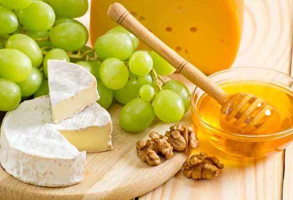 Natürmort, peynir, bal, ceviz ve üzüm