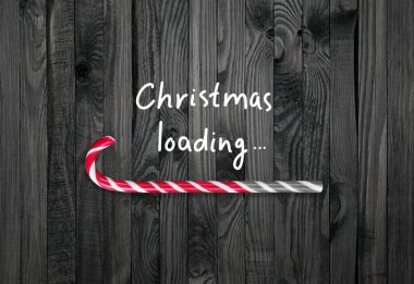 Noel konsepti, çubukları şeker kamışı şeklinde doldurmak, şeker şekeri şekeri çubuğu koyu ahşap tahta arka planda ve yazıtlarda ilerleme gösteren, minimalist tarzda lolipop içeren xmas tasarımı.