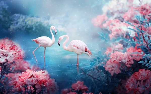 湖に立つ2人のフラミンゴ 幻想的な魔法の魅惑的なおとぎ話の風景 夜の神秘的な青の背景にあるおとぎ話のピンクのバラの花の庭 — ストック写真
