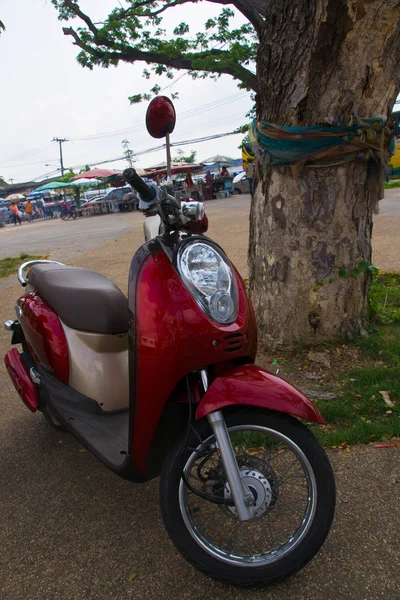 Motocicleta estacionada —  Fotos de Stock