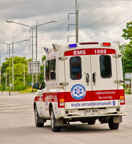 kurtarma ekipleri araba.