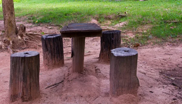 Table et chaises en bois — Photo