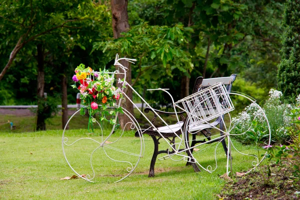 자전거 정원 장식 — 스톡 사진