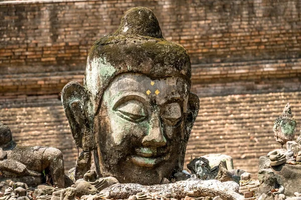 Cara Buda Piedra Cerca Estatua Buda Tallada Mano —  Fotos de Stock