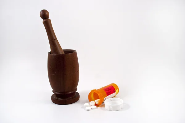 Ступка з пігулки пляшку і таблетки на білому тлі — стокове фото