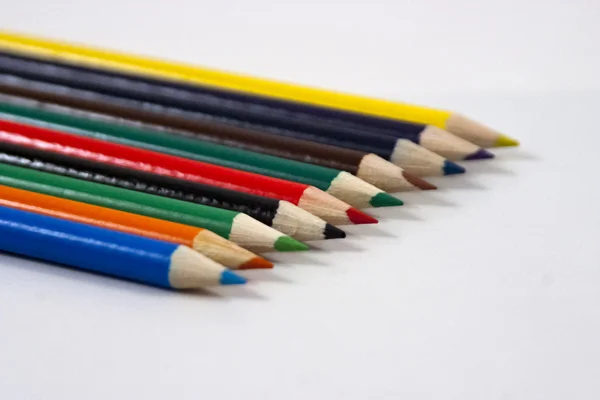 彩色铅笔躺在白色背景上的角度 — 图库照片