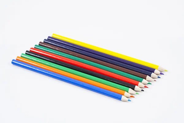 Färgpennor låg i en vinkel på en vit bakgrund — Stockfoto