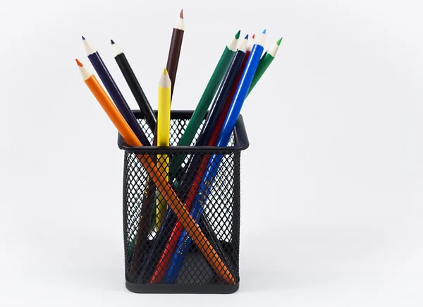 彩色铅笔在白色背景上的黑色笔筒 — 图库照片
