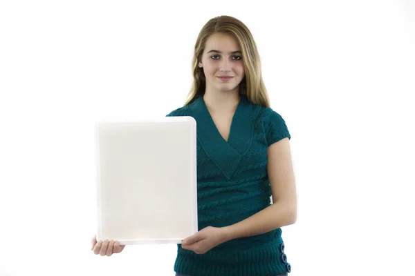 Jovem do sexo feminino com placa branca isolada — Fotografia de Stock