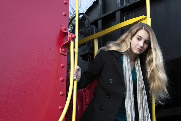 Joven modelo de estilo de vida adolescente en tren —  Fotos de Stock