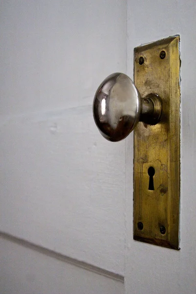 Antika dörren och dörrhandtaget — Stockfoto