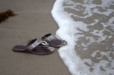 parmak arası terlik plaj kum